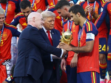 Gianni Infantino y Donald Trump entregan la Copa del Mundo a Rodri