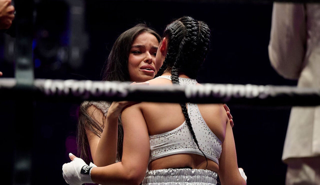 Marta D&iacute;az en el combate de La Velada junto a su hermana peque&ntilde;a, Laura D&iacute;az