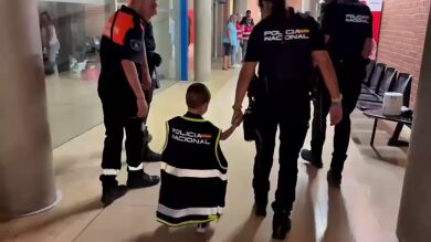 La tierna historia de Bilal, el niño invidente de 4 años desalojado por culpa de los incendios en Madrid