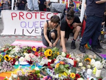 Personas se re&uacute;nen para recordar a las v&iacute;ctimas del ataque mortal durante las celebraciones del Orgullo en la Puerta de Brandeburgo, en Berl&iacute;n (Alemania),.
