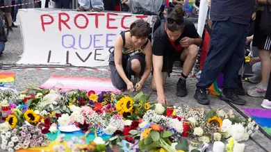 Cientos de personas se reúnen para recordar a las víctimas del atropello durante el Orgullo en Berlín Cientos de personas se reúnen para recordar a las víctimas del atropello durante el Orgullo en Berlín