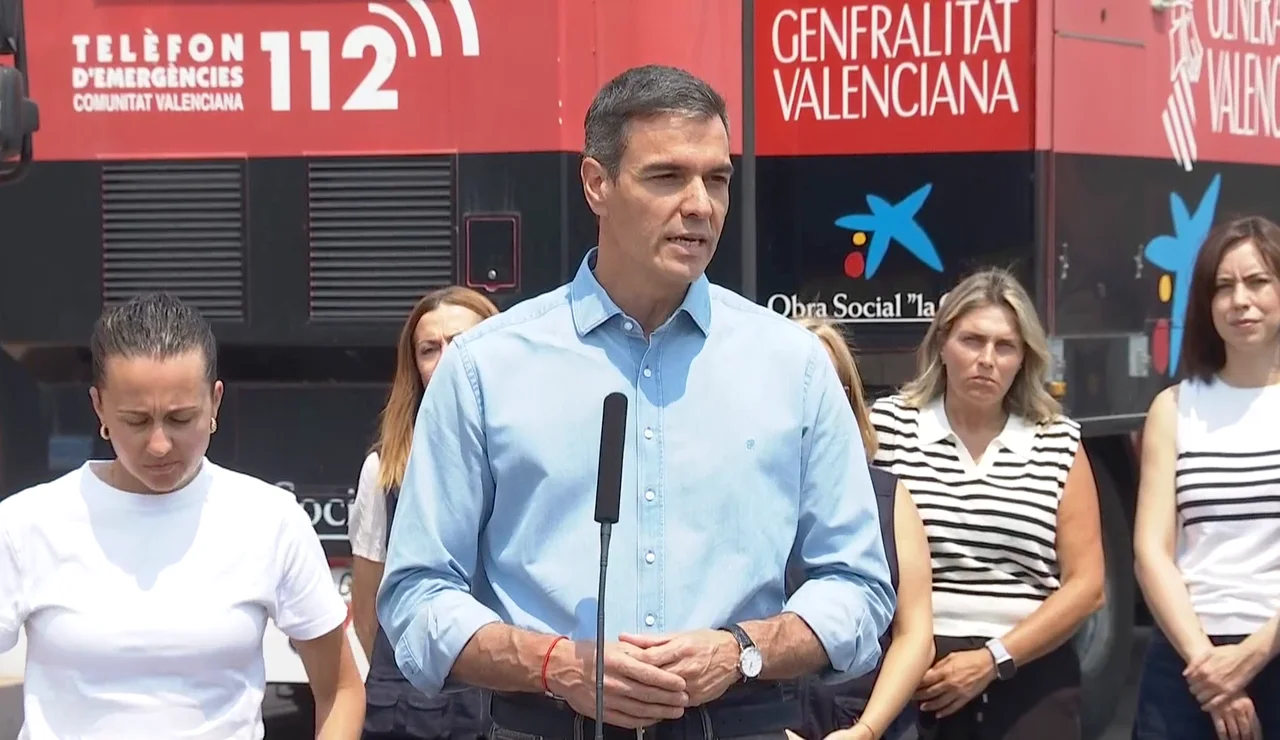 Pedro Sánchez comparece a los medios desde el puesto de mando avanzado en Castellón.