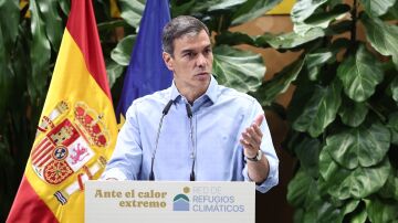 El presidente del Gobierno, Pedro S&aacute;nchez, interviene durante la clausura de la presentaci&oacute;n de la Red de Refugios Clim&aacute;ticos, en Madrid.