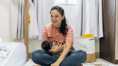 Mujer amamantando a su bebé Mujer amamantando a su bebé