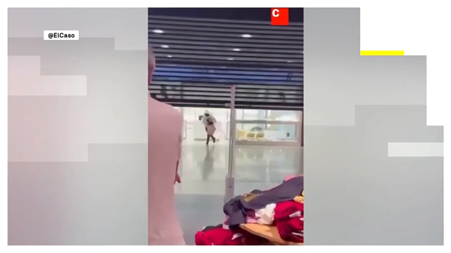 Cinco encapuchados asaltan una joyería en Barcelona y huyen del establecimiento en menos de un minuto Cinco encapuchados asaltan una joyería en Barcelona y huyen del establecimiento en menos de un minuto