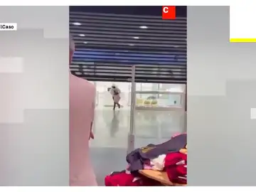 Cinco encapuchados asaltan una joyería en Barcelona y huyen del establecimiento en menos de un minuto Cinco encapuchados asaltan una joyería en Barcelona y huyen del establecimiento en menos de un minuto