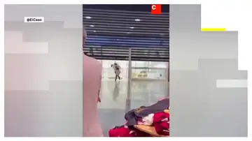 Cinco encapuchados asaltan una joyería en Barcelona y huyen del establecimiento en menos de un minuto Cinco encapuchados asaltan una joyería en Barcelona y huyen del establecimiento en menos de un minuto