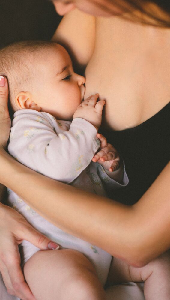 Mujer amamantando a su bebé