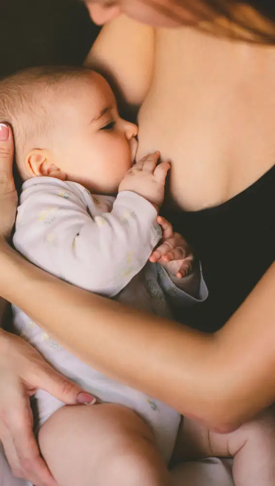 Mujer amamantando a su bebé Mujer amamantando a su bebé