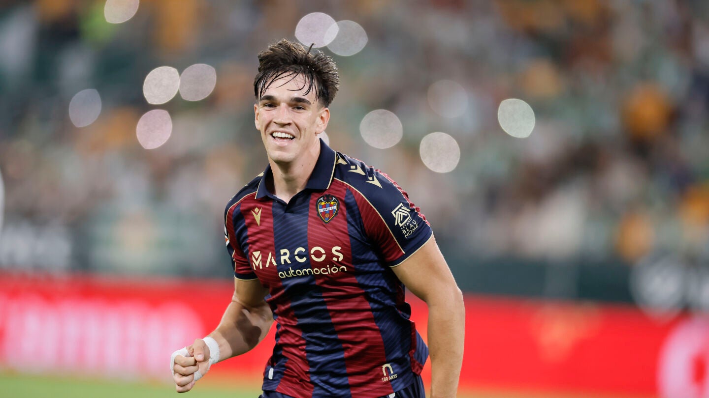 Carlos Esp&iacute; celebra un gol con el Levante