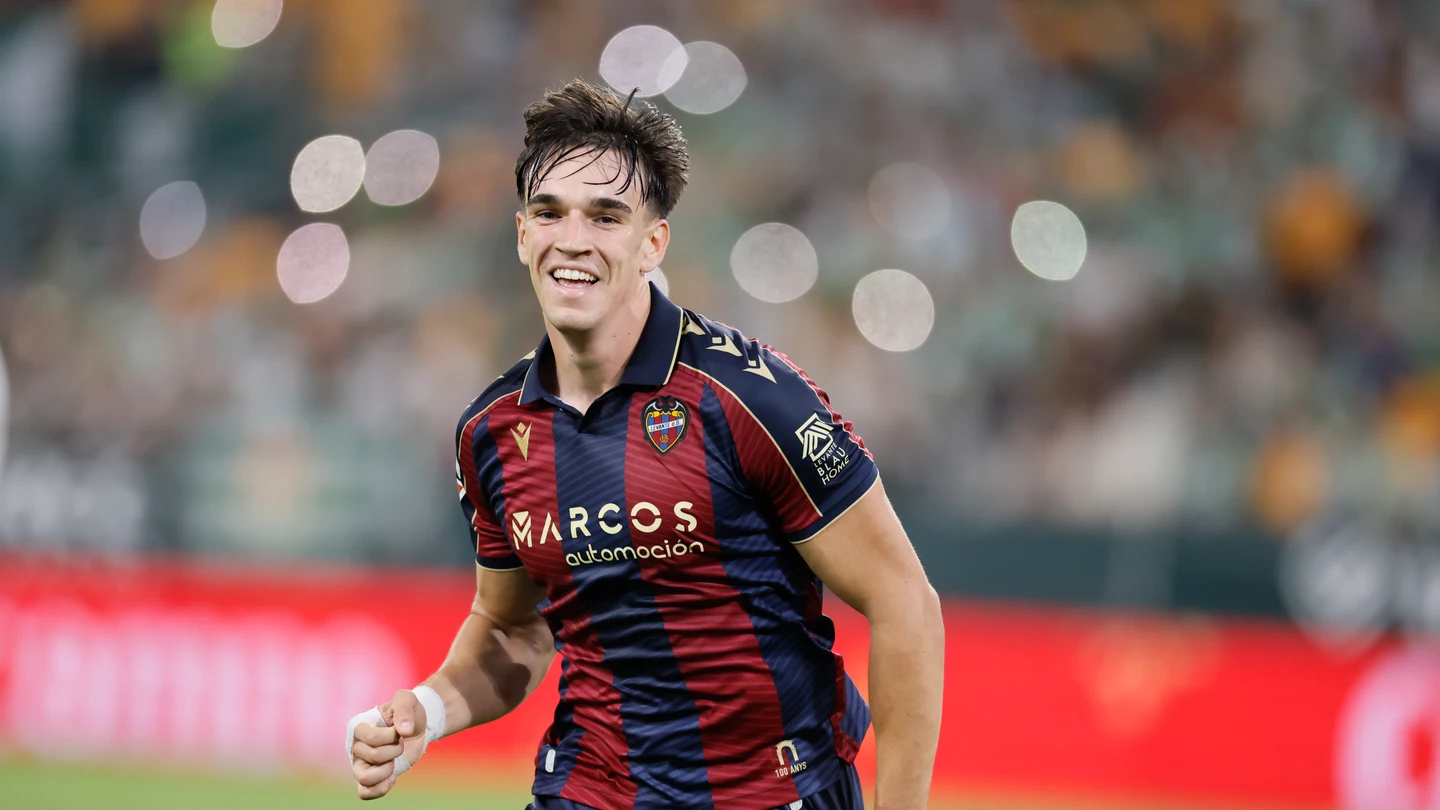 Carlos Espí celebra un gol con el Levante Carlos Espí celebra un gol con el Levante