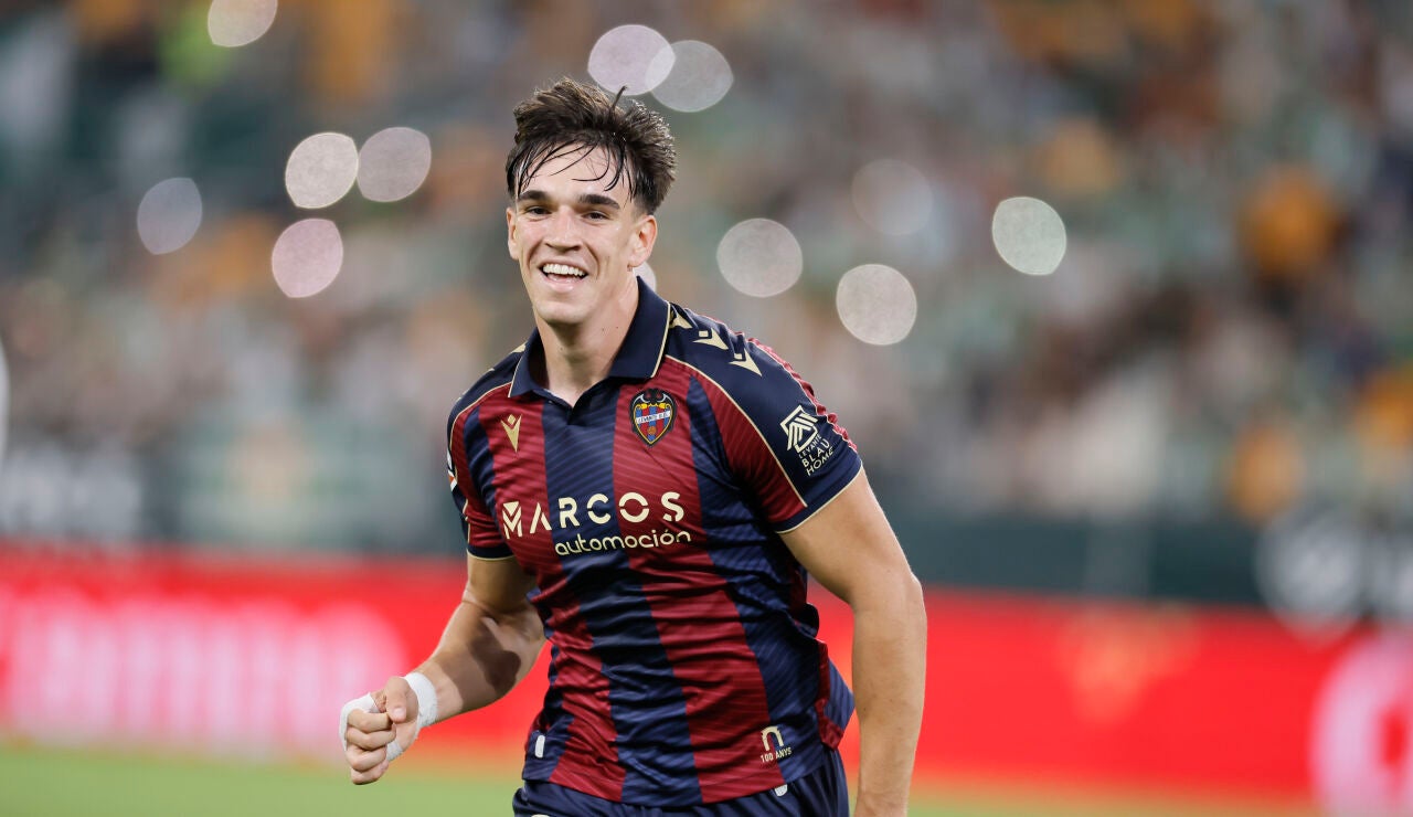 Carlos Esp&iacute; celebra un gol con el Levante