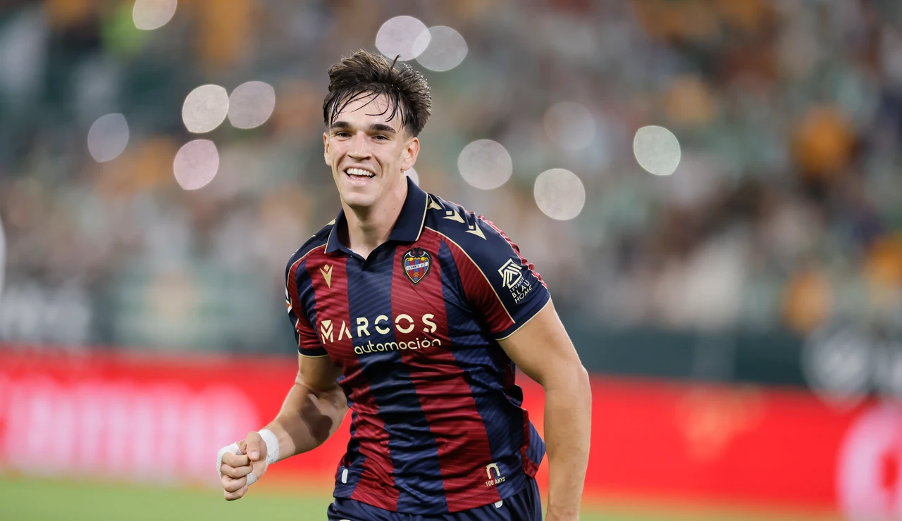 Carlos Espí celebra un gol con el Levante