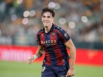 Carlos Esp&iacute; celebra un gol con el Levante