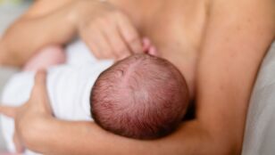 Mujer amamantando a su beb&eacute;