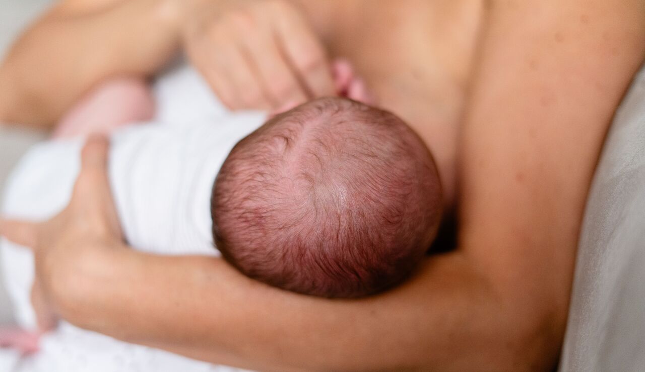 Mujer amamantando a su beb&eacute;