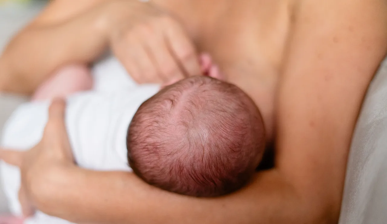 Mujer amamantando a su bebé