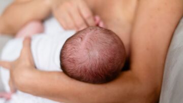 Mujer amamantando a su beb&eacute;