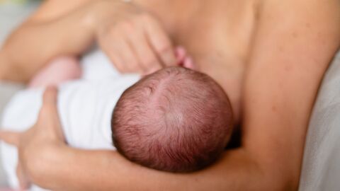Mujer amamantando a su beb&eacute;