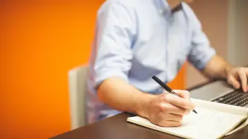 Imagen de una persona trabajando en una oficina Imagen de una persona trabajando en una oficina