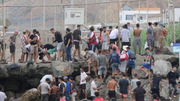 Imagen de un grupo de migrantes llegando a Ceuta 