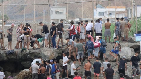 Imagen de un grupo de migrantes llegando a Ceuta 