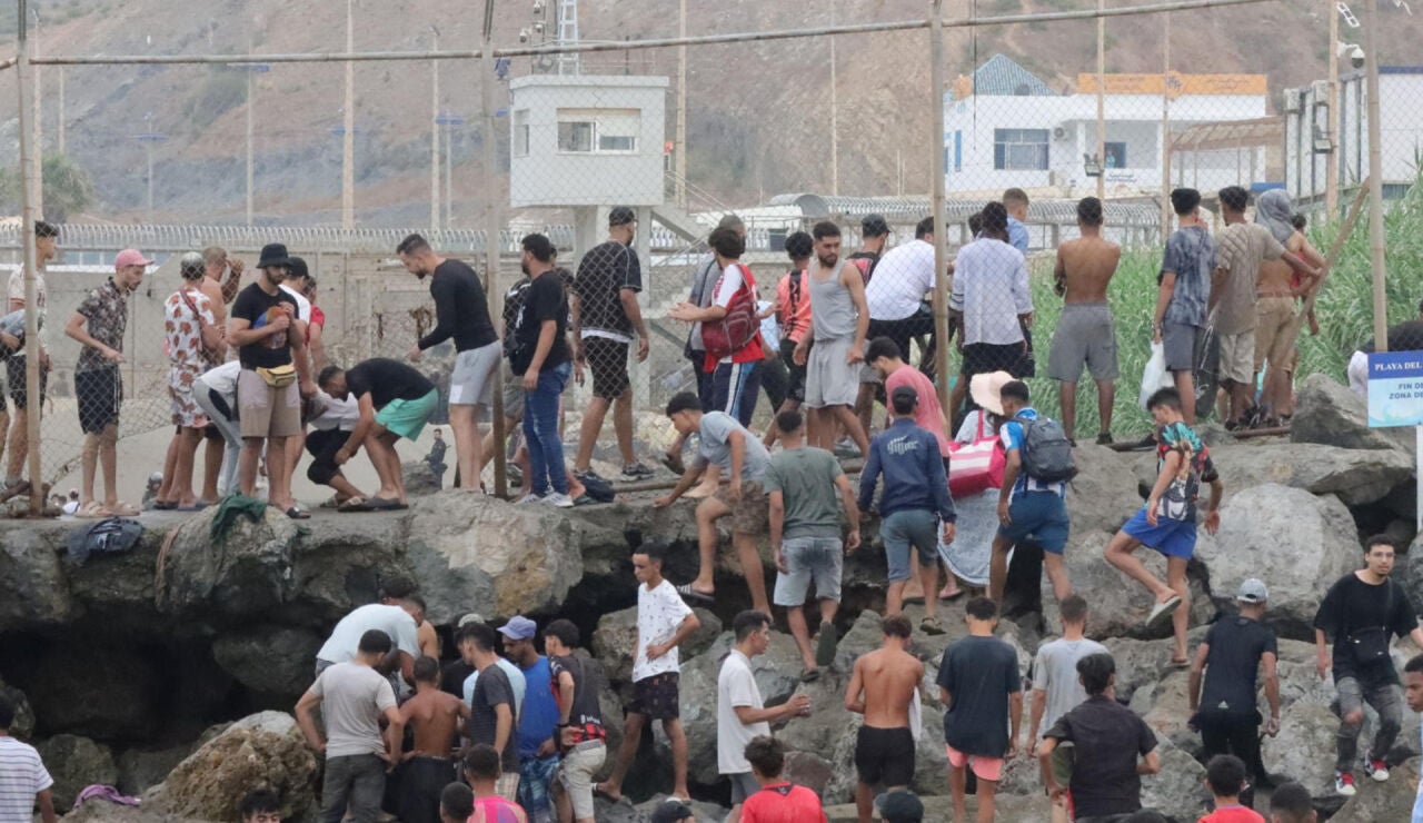 Imagen de un grupo de migrantes llegando a Ceuta 