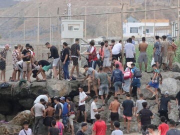 Imagen de un grupo de migrantes llegando a Ceuta 