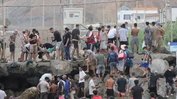 Imagen de un grupo de migrantes llegando a Ceuta Imagen de un grupo de migrantes llegando a Ceuta