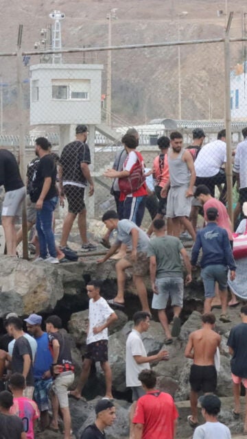 Imagen de un grupo de migrantes llegando a Ceuta 