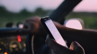 Imagen de un conductor con el m&oacute;vil en la mano 
