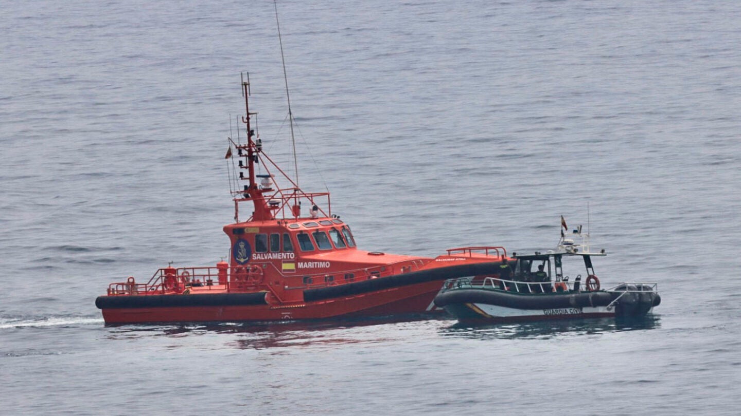 Embarcaciones de la Guardia Civil y Salvamento Mar&iacute;timo patrullan en la playa del Tarajal vigilando la zona para evitar la llegada de migrantes a nado a Ceuta desde Marruecos. 