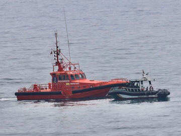 Embarcaciones de la Guardia Civil y Salvamento Mar&iacute;timo patrullan en la playa del Tarajal vigilando la zona para evitar la llegada de migrantes a nado a Ceuta desde Marruecos. 
