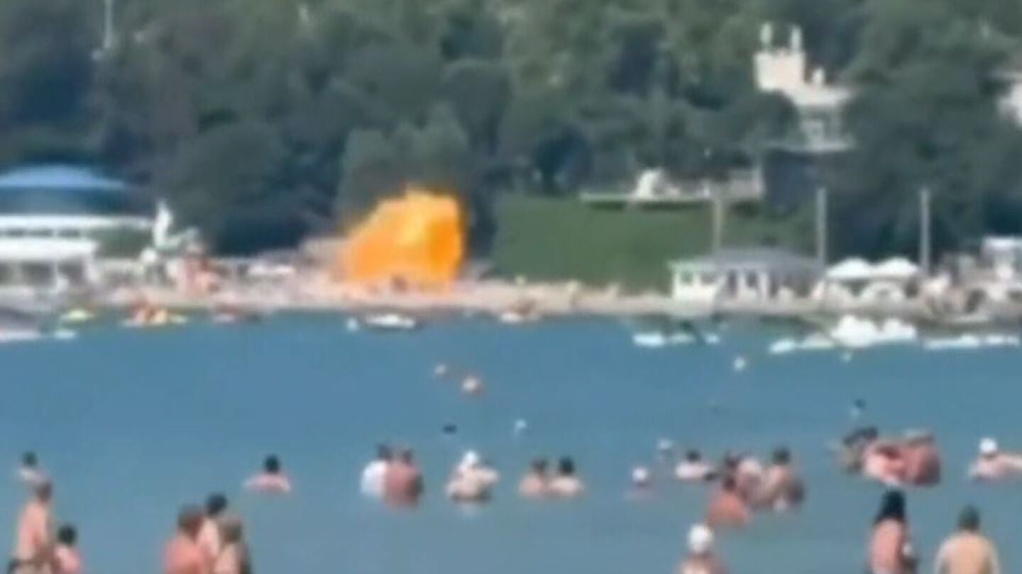 Momento en el que un dron cae en la playa de Arjipki, Rusia.
