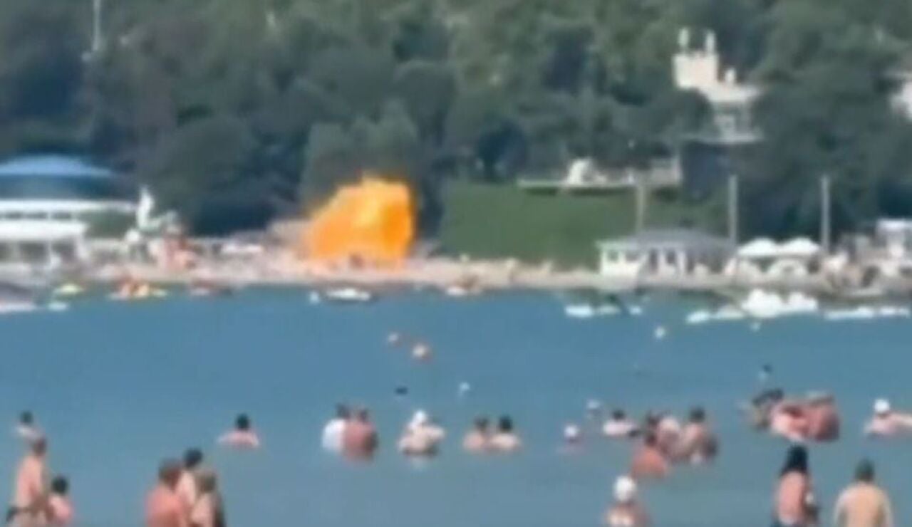 Momento en el que un dron cae en la playa de Arjipki, Rusia.