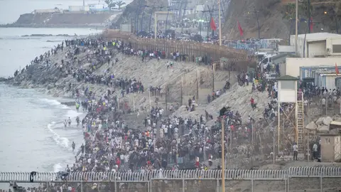 Decenas de migrantes intentan traspasar la frontera entre Ceuta y Marruecos Decenas de migrantes intentan traspasar la frontera entre Ceuta y Marruecos