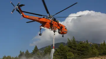 Incendio de un helicóptero en Grecia. Incendio de un helicóptero en Grecia.