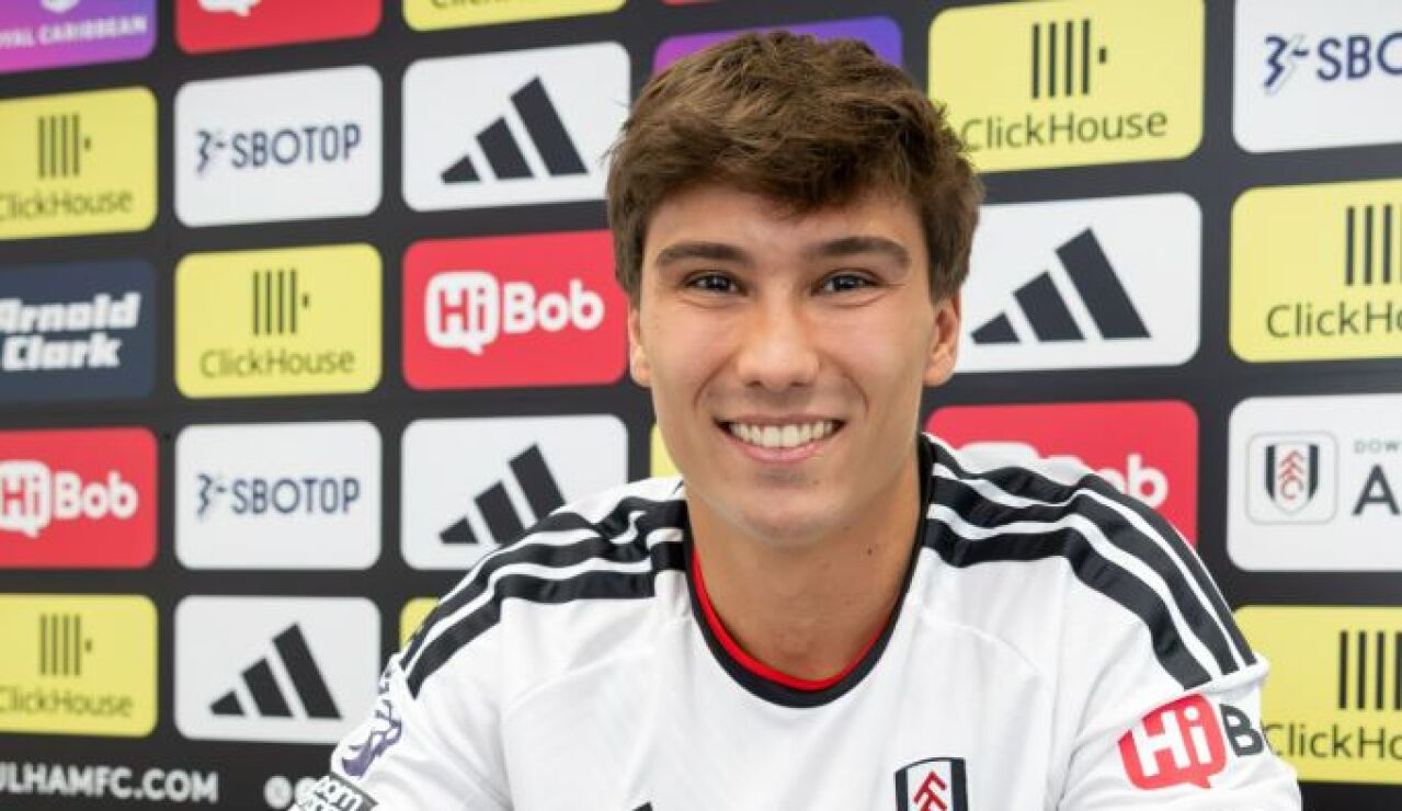 Gonzalo Garc&iacute;a firmando el contrato con el Fulham de Arbeloa
