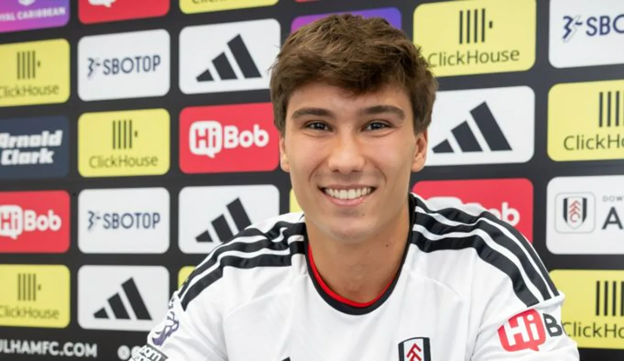 Gonzalo García firmando el contrato con el Fulham de Arbeloa