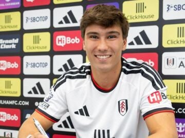 Gonzalo García firmando el contrato con el Fulham de Arbeloa Gonzalo García firmando el contrato con el Fulham de Arbeloa