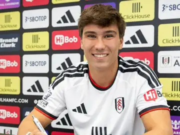 Gonzalo García firmando el contrato con el Fulham de Arbeloa Gonzalo García firmando el contrato con el Fulham de Arbeloa