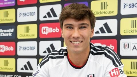Gonzalo Garc&iacute;a firmando el contrato con el Fulham de Arbeloa