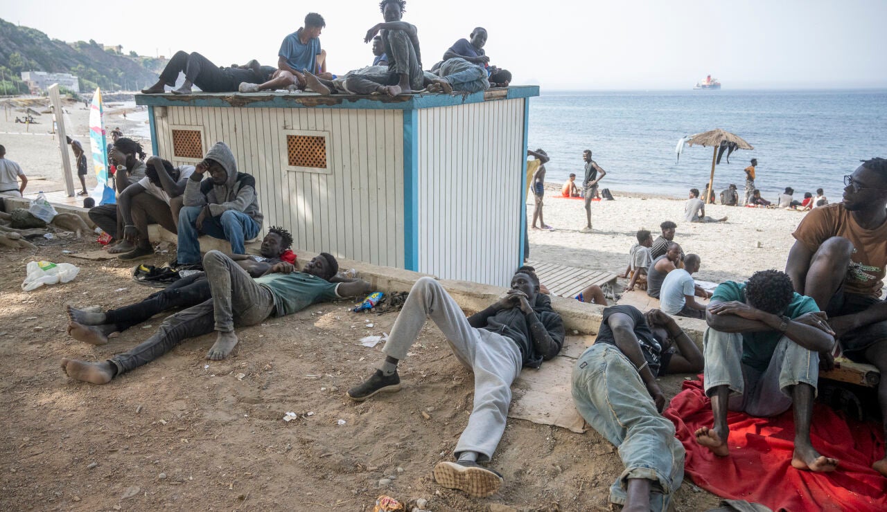 Cesa el flujo de migrantes entrando a Ceuta mientras Polic&iacute;a y Ej&eacute;rcito tratan de reconducir a los que quedan a la frontera