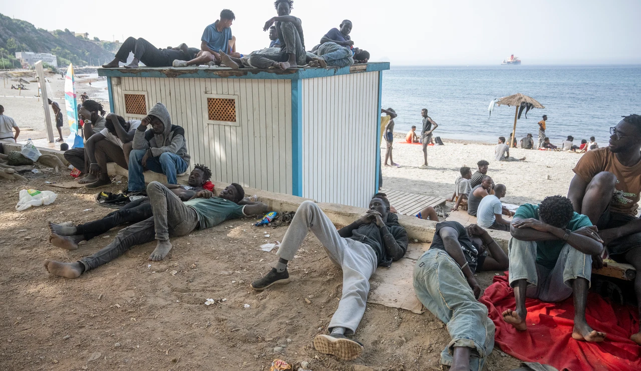 Cesa el flujo de migrantes entrando a Ceuta mientras Policía y Ejército tratan de reconducir a los que quedan a la frontera