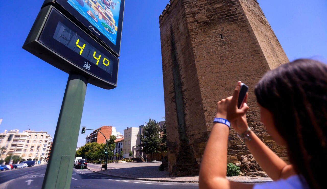 Imagen de una mujer haciendo una foto al term&oacute;metro de la calle en C&oacute;rdoba 