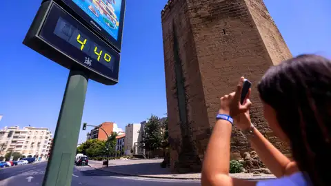 Imagen de una mujer haciendo una foto al termómetro de la calle en Córdoba Imagen de una mujer haciendo una foto al termómetro de la calle en Córdoba