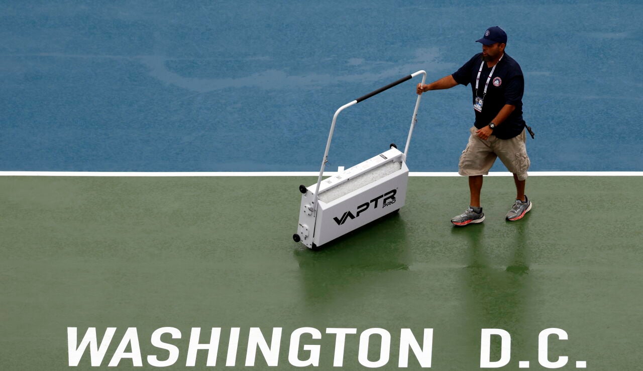 Un operario trata de secar la pista del Mubadala DC Open
