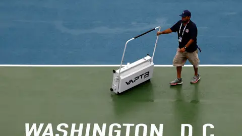 Un operario trata de secar la pista del Mubadala DC Open Un operario trata de secar la pista del Mubadala DC Open
