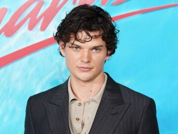 Homer Gere en la premiere de la serie The Shards