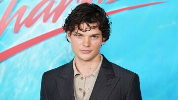 Homer Gere en la premiere de la serie The Shards
